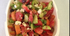 Insalata con feta e olive taggiasche