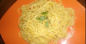 Spaghetti gialli aglio, olio, curcuma e zenzero.