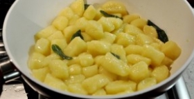 Gnocchi di patate con farina ipoproteica con burro e salvia